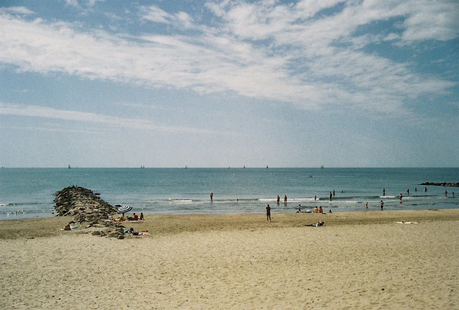 Beach shot on Kodak ColorPlus 200 with a Yashica Electro 35 CC, by Edbz
