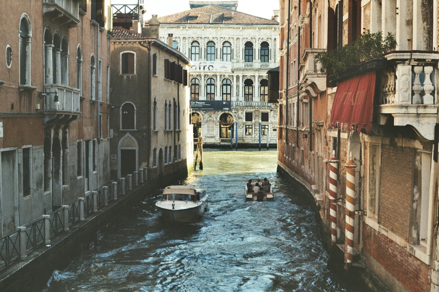 venice atmosphere shot on Kodak ColorPlus 200 with a Praktica BC1, by Curzio