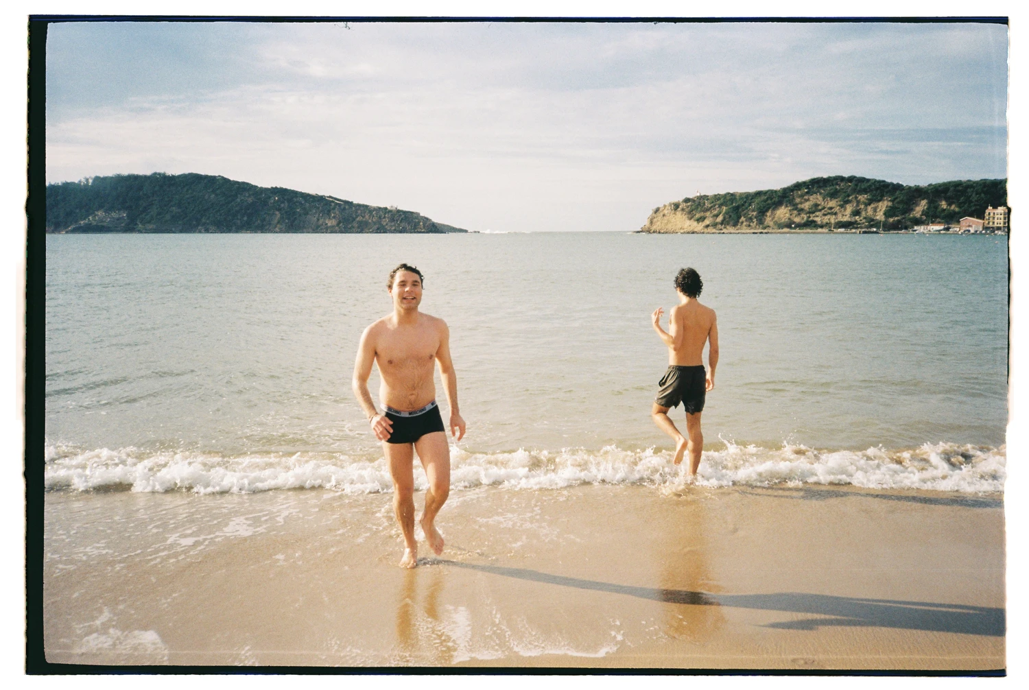 Boyz shot on Kodak Gold 200 with a Samsung AF Slim, by Samuel Ferreira