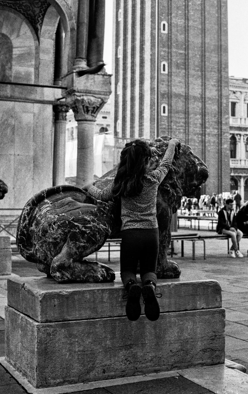 The child and the Lion shot on Ilford HP5 Plus 400 with a Canon T50, by Rebecca Abinti