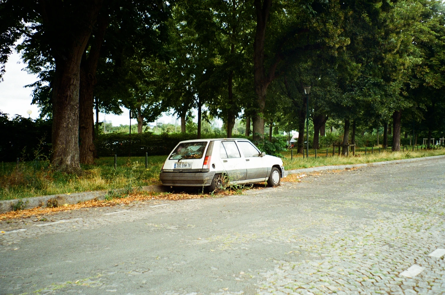 Forgotten car shot on Lomography CN 100 with a Olympus Superzoom 105G, by Edouard