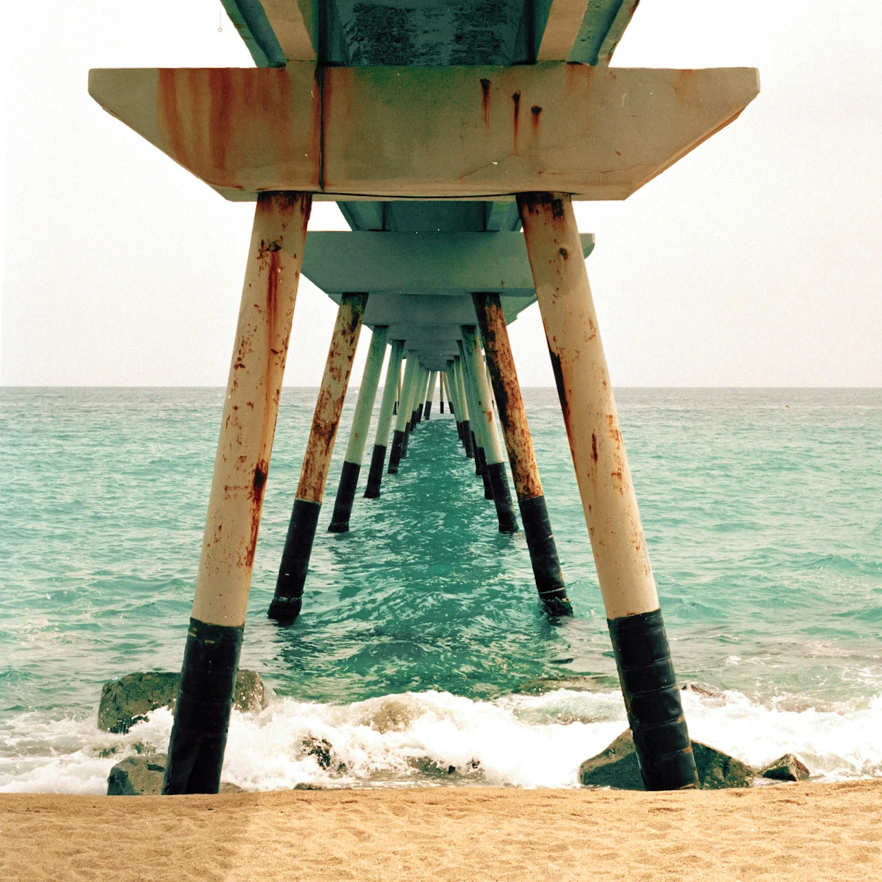 badalona 🏖 shot on Fujifilm FujiColor C200 with a Canon EOS 500, by Jasmine Heyward