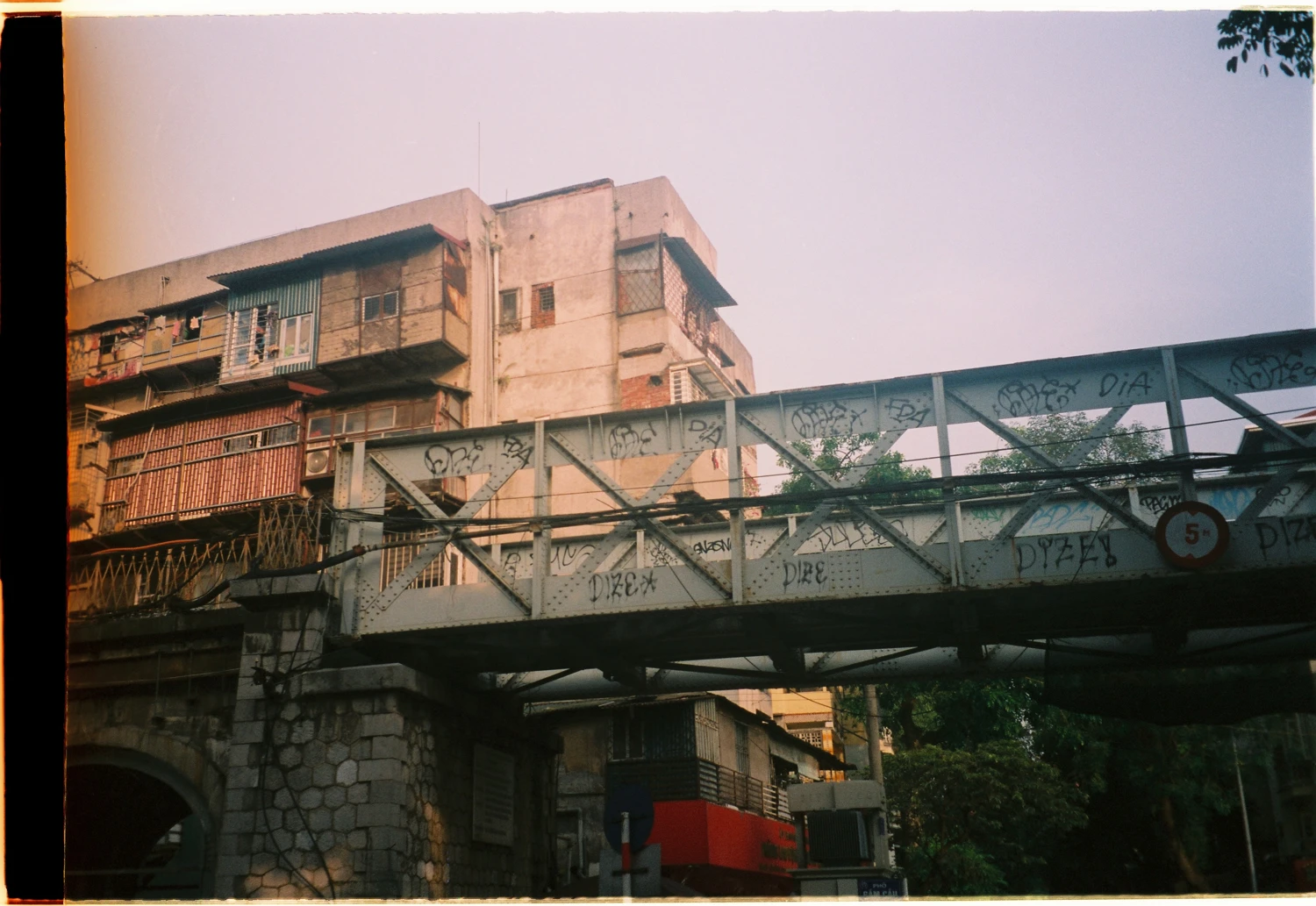 Last exposure of my first roll shot on Fujifilm Superia X-TRA 400 with a Pentax Espio 80, by @takenbytung