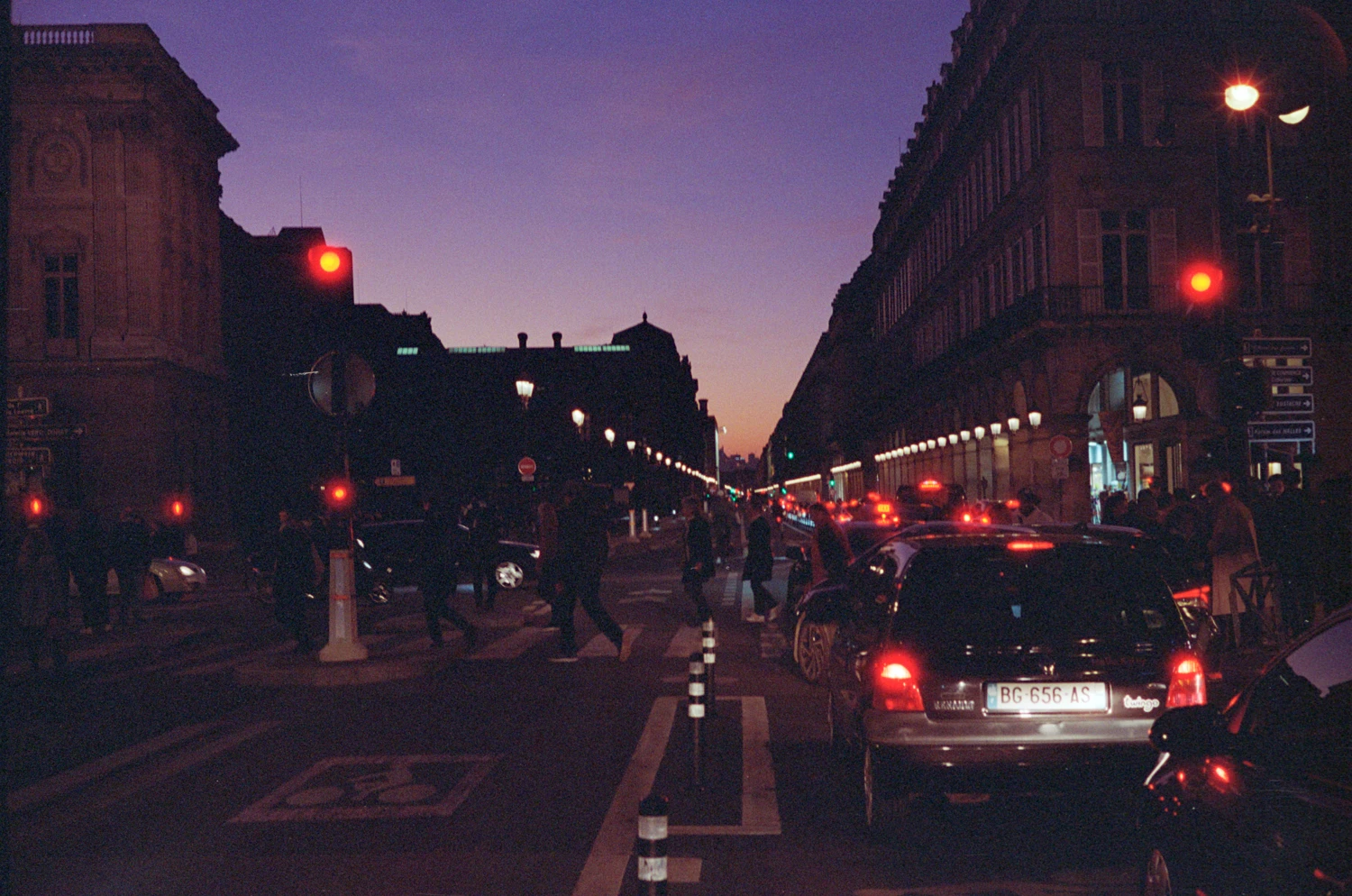 On the street shot on Lomography CN 800 with a Leica M6, developed at Photo Devert, by Art.gentique