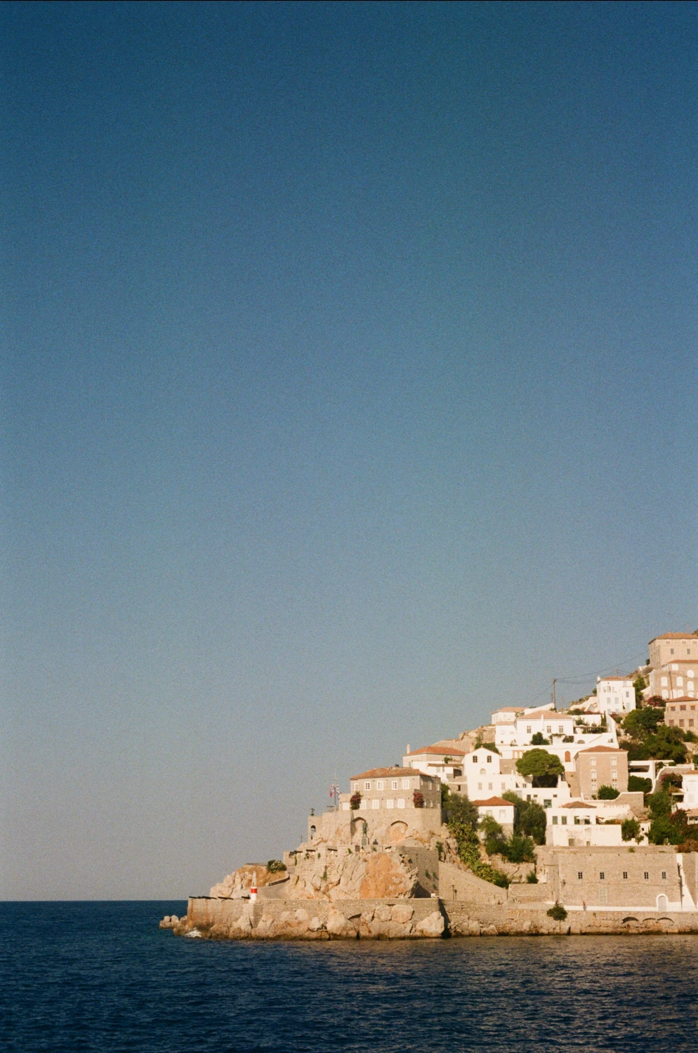 Ìdra shot on Fujifilm FujiColor C200 with a Revue SC4, by CristianaSto