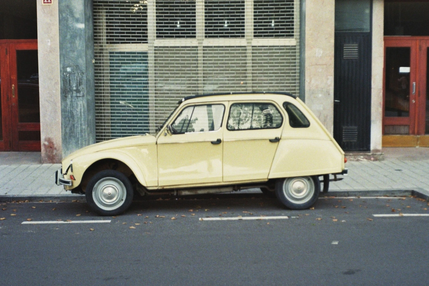 Citroën Dyane 6 shot on Kodak UltraMax 400 with a Canon Canonet 28, developed at Fotoprix, by Guiller