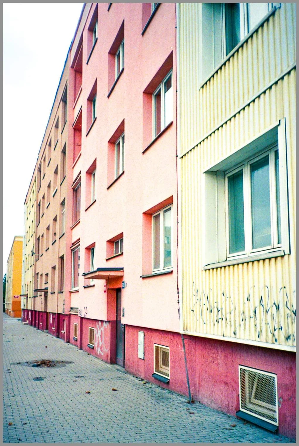 Urban perspective shot on Kodak UltraMax 400 with a Canon Prima AF-8, by Manujol