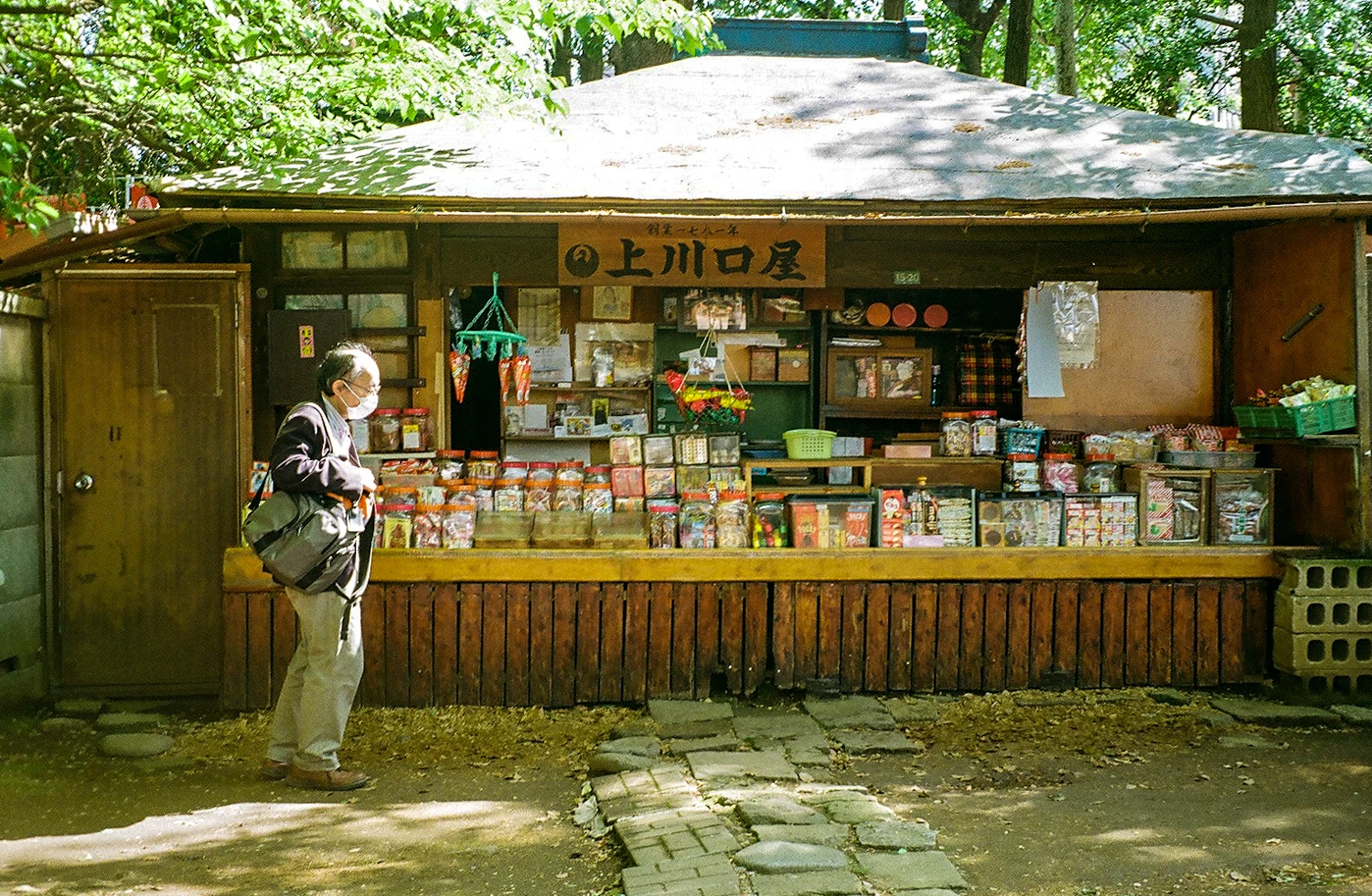 上川口屋 shot on Kodak Gold 200 with a Canon Autoboy Juno, by Ella
