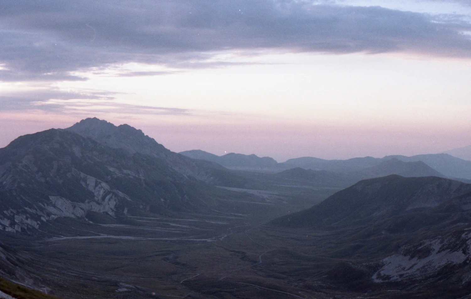 Sunrise in the Valley shot on Kodak ColorPlus 200 with a Canon EF-M, by Cianph